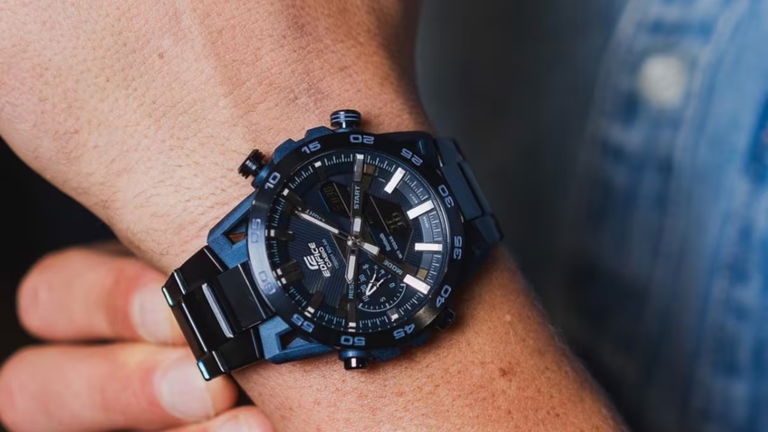 Casio tiene el reloj definitivo: cronógrafo solar con fibra de carbono y diseño automovilístico