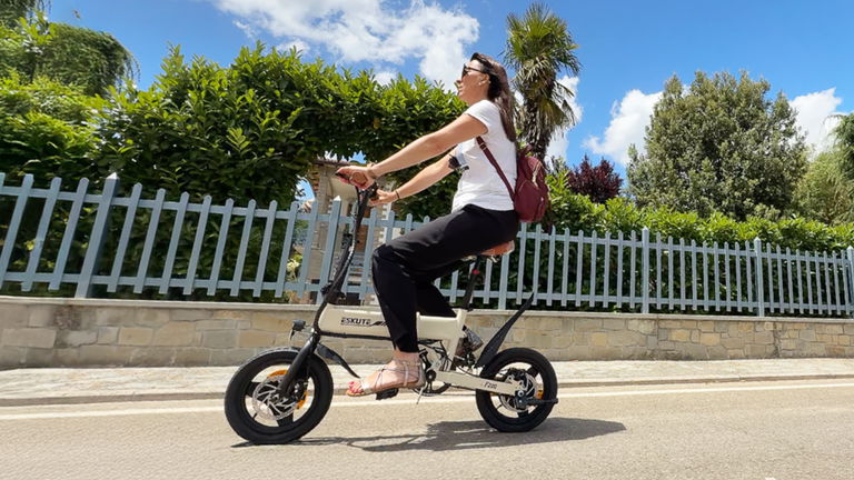 Esta bici eléctrica plegable de 250W arrasa en ventas y viene con descuento con la Promo de Otoño