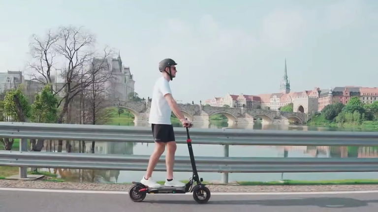 Neumáticos todoterreno, 800 W de potencia y 40 kilómetros de autonomía por poco más de 290 euros: ojo al ofertón de este patinete eléctrico