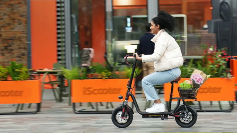 Más que un patinete: el plegable con asiento y cesta que convierte recados y trayectos en placer