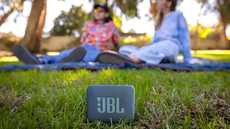 Auténtica locura: sólo 21,99 euros por este altavoz portátil JBL, y además puedes escoger entre 3 colores distintos