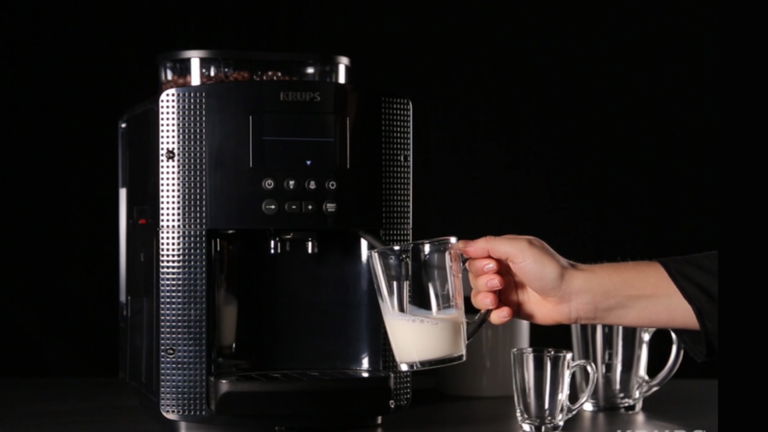 Tu café de barista por menos de 300 euros: Krups Essential con pantalla LCD y espumador, disponible en Amazon