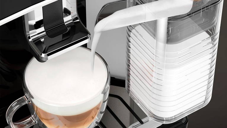 La cafetera que te mereces, hoy por 110 euros menos: espumador con jarra, 6 bebidas y diseño plateado