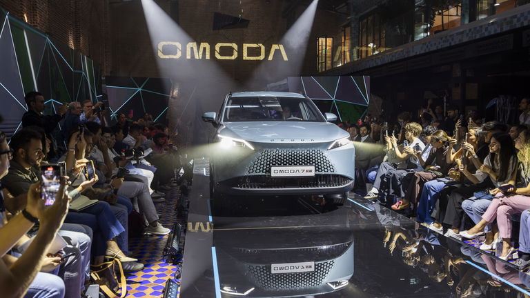 OMODA 7 SHS: el nuevo SUV híbrido enchufable que estrena una pantalla deslizante inédita