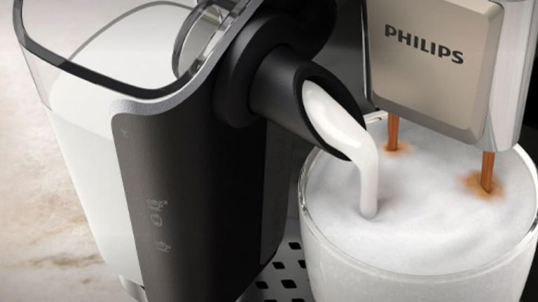 La cafetera superautomática para los baristas más exquisitos: 150 euros de descuento, espumador de leche y 13 clases de café