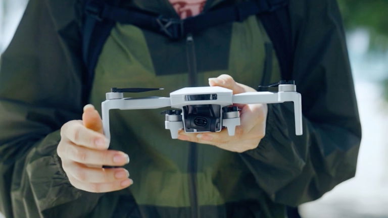 No necesitas ni licencia ni mucho dinero para volar este dron con este ofertón y 3 baterías incluidas