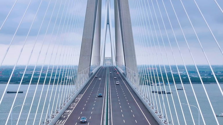 China inaugura el puente colgante más largo del mundo. Mide más de 10.000 metros y sus torres son de más de 100 pisos