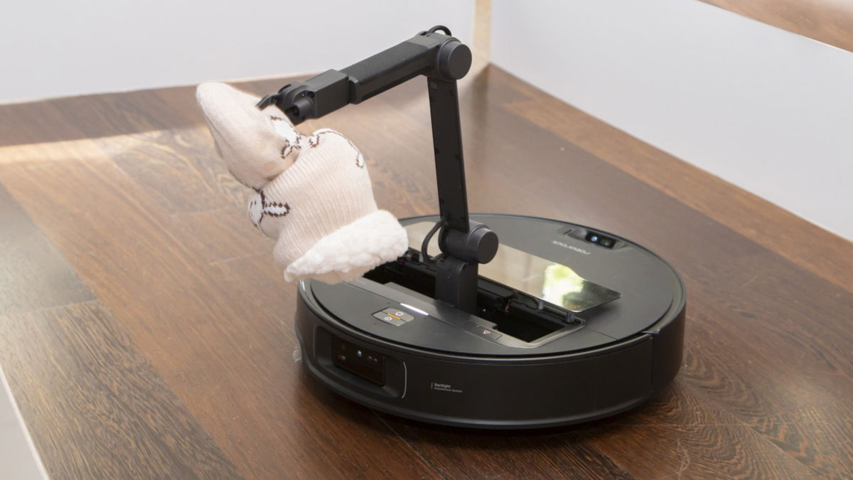 800 euros menos por el robot aspirador futurista, con brazo robótico que recoge las cosas del suelo