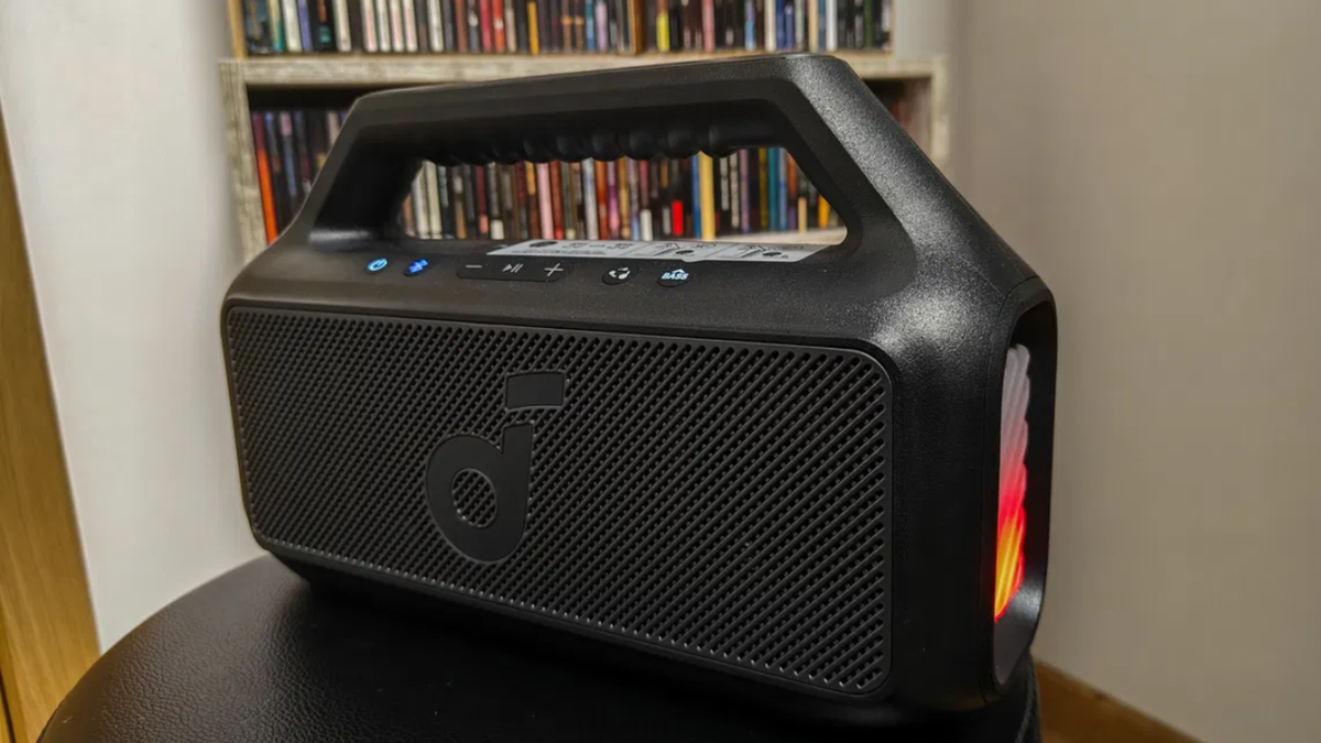 Acaba de bajar de precio en Amazon este altavoz con potencia, batería infinita y luces para animar cualquier plan