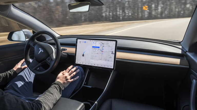 Tesla anima a los conductores cansados a usar el "Autopilot" a pesar de los riesgos
