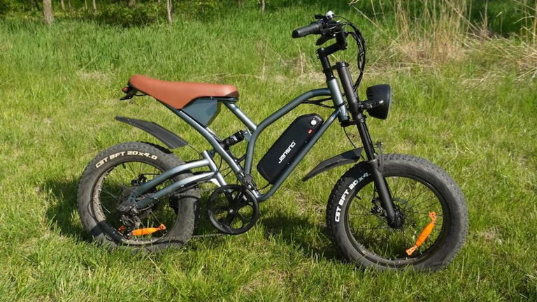 Parece una moto scrambler pero en realidad es una bici eléctrica todoterreno con autonomía para 80 kilómetros y un precio sorprendentemente barato