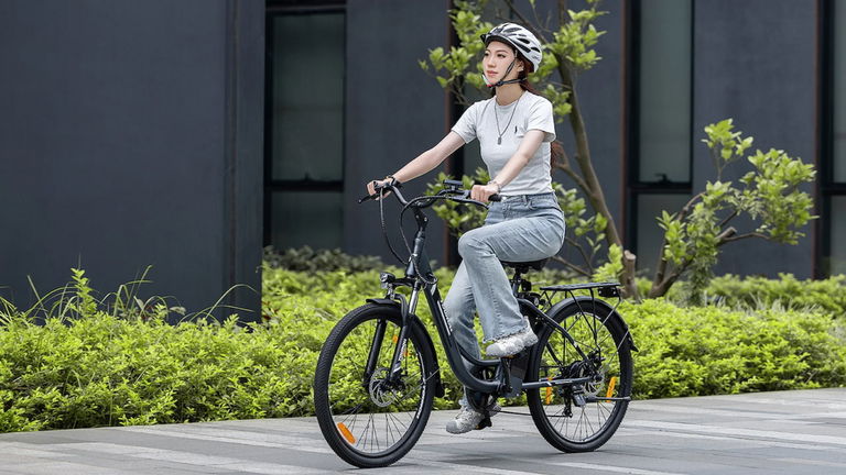 Pedalea sin esfuerzo hasta 90 kilómetros: muy buen precio para esta bicicleta eléctrica de paseo con cambio Shimano