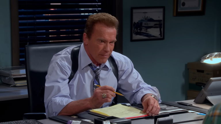 Arnold Schwarzenegger nos dio el mejor resumen de 'Dos hombres y medio', y lo hizo en el momento justo