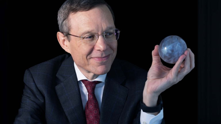 El controvertido astrónomo Avi Loeb cree que un misterioso objeto oculto tras el Sol podría ser una nave alienígena