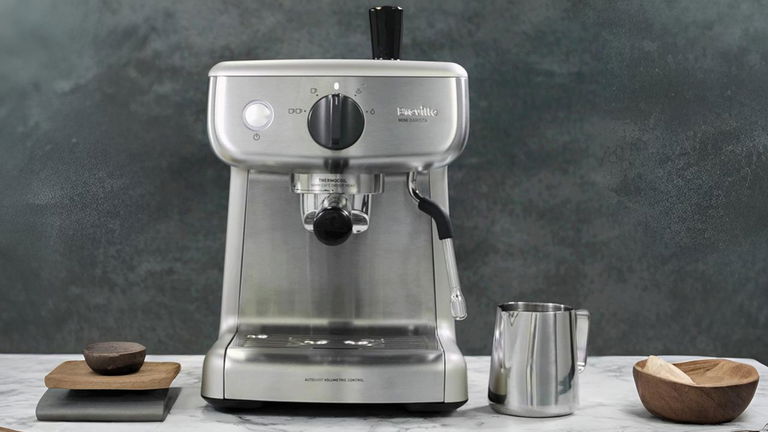 15 bares, portafiltro profesional y espuma perfecta: la pequeña cafetera con alma de barista