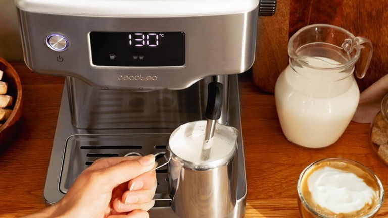 Esta cafetera es pequeña, potente y lista para espumar: tendrás espresso profesional en casa por menos de 70 euros