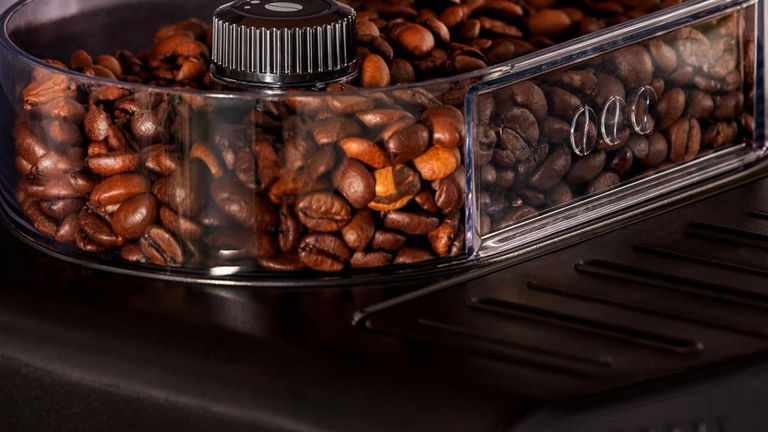 Esta cafetera superautomática (a precio de locos), con espumador integrado y kit de descalcificación, te da café de bar en tu cocina