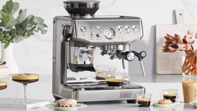 Cappuccino, latte o espresso, lo que quieras: esta Sage con molinillo y vaporizador te lo hace perfecto