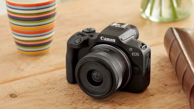¿Te apasiona la fotografía? Pues tu primera cámara 'de verdad' debe ser esta Canon EOS R100, con una fantástica relación calidad-precio