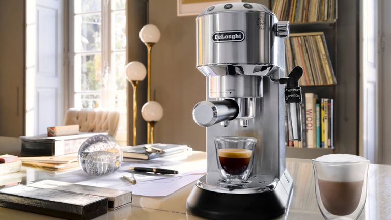 La De'Longhi que cabe en cualquier encimera y te hace unas cafés de escándalo está baratísima