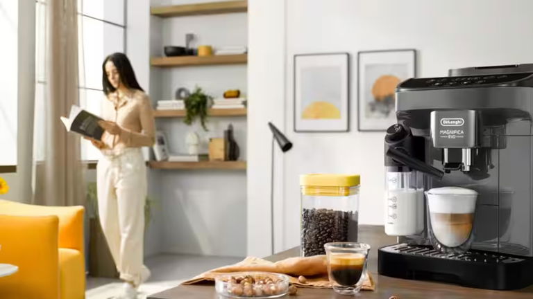 Grano fresco, molido integrado y cappuccino en segundos: así debería ser tu café todos los días, con esta De'Longhi rebajadísima