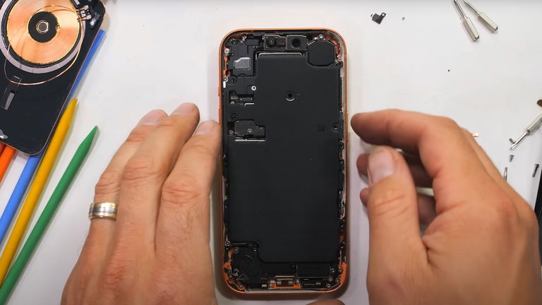 Un nuevo despiece del iPhone 17 Pro evidencia qué tan bueno se volvió en mejora a una futura reparación