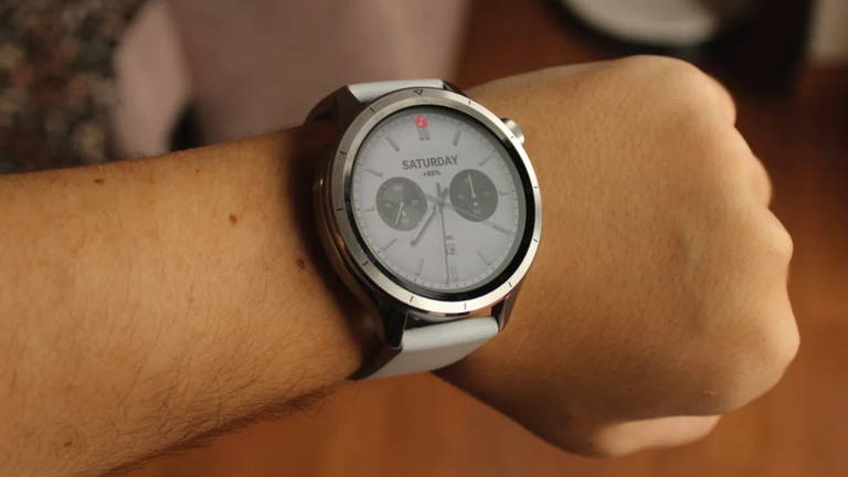 Este es el smartwatch que muchos miran en Black Friday por menos de 100 euros