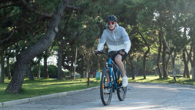 Por 500 euros no vas a encontrar una bicicleta eléctrica más completa: viene con batería extraíble, autonomía para 50 kilómetros y cambio de 7 velocidades
