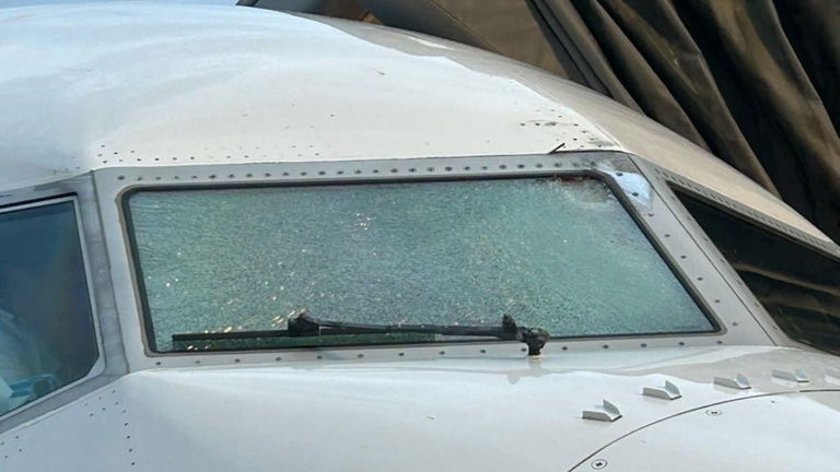 Un avión recibe un golpe de un objeto caído del espacio en pleno vuelo. Ni siquiera los expertos saben de qué se trata
