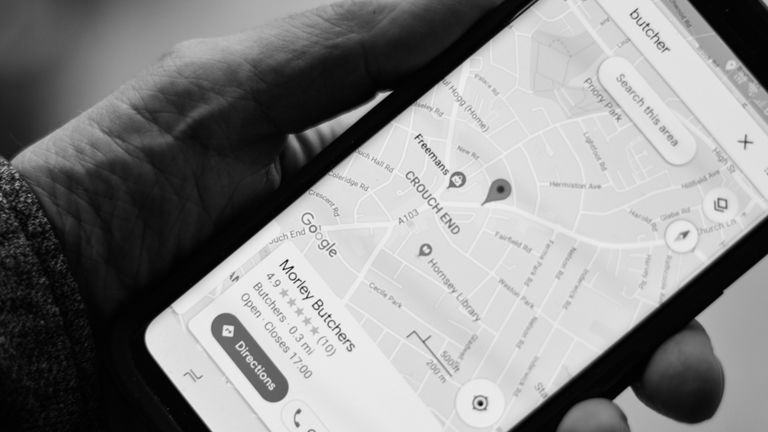 Google Maps estrenará un modo en "blanco y negro" para ahorrar batería en tu móvil