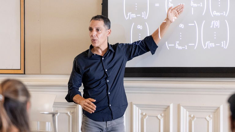 "Algo está pasando en la industria": un profesor de Berkeley revela por qué sus alumnos de informática ya no encuentran trabajo