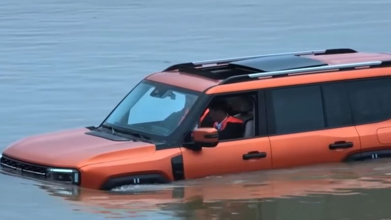 El coche híbrido "anfibio": este vehículo chino es capaz de sumergirse en el agua y cruzar los 1.400 metros que separan las orillas del Yangtsé