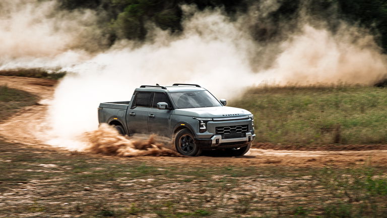 Después de EBRO, otra mítica marca de coches española está de vuelta: así serán los nuevos pick-ups de Santana