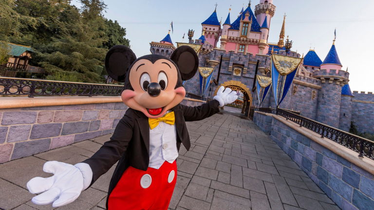 Disney ataca a Character.ai: demanda a la plataforma de IA por usar a sus personajes (y convertirlos en "pervertidos")