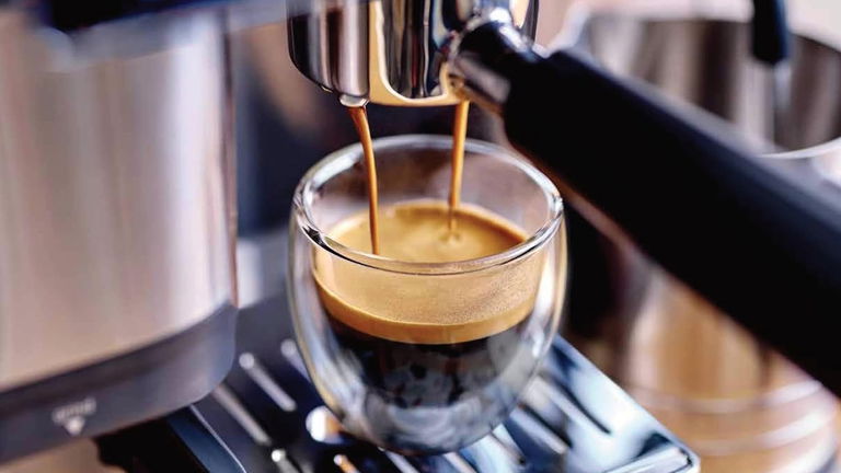Café perfecto, aroma intenso y diseño elegante: la cafetera automática de alta gama que se desploma hoy