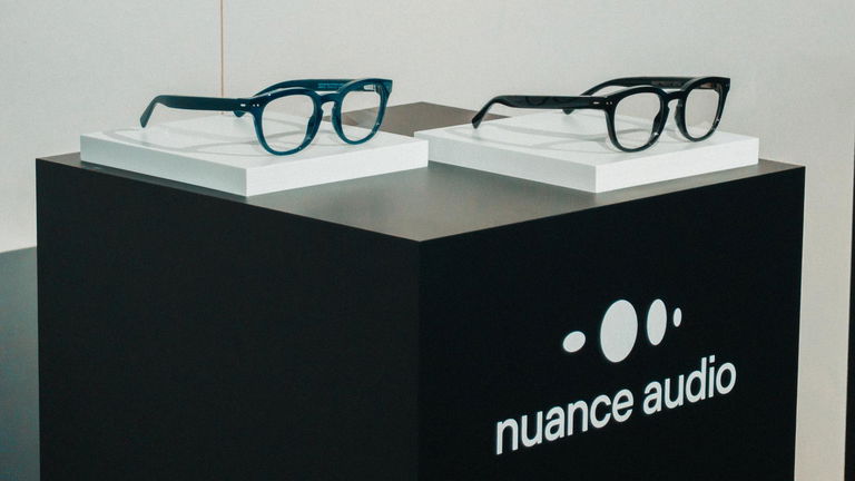 Así son las nuevas gafas Nuance Audio: la solución invisible para personas con pérdida auditiva ya está disponible en España