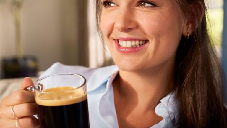 Prepara el café que más te gusta en tu propia casa y ahorra 140 euros con esta cafetera superautomática