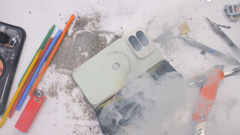 Así explotó el Google Pixel 10 Pro Fold mientras JerryRigEverything probaba su resistencia