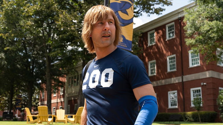 No estás flipando: es Glen Powell con peluca y dientes falsos en 'Chad Powers', la nueva serie de Disney+