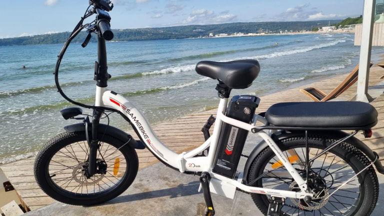 Si vives en la ciudad y te da pereza el tráfico, esta bici eléctrica con batería extraíble puede salvarte