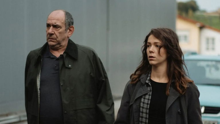 Hacía tiempo que no me enganchaba tanto a una serie española: corta, adictiva y ya disponible en streaming