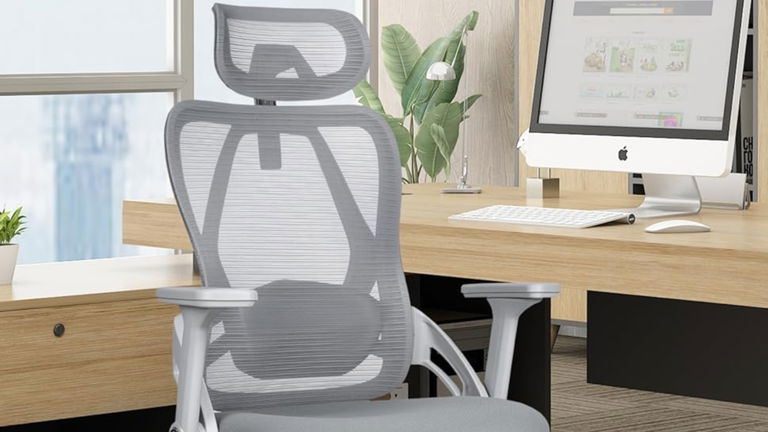 Cae al precio mínimo en Amazon esta silla ergonómica con cuatro puntos de apoyo por menos de 70 euros