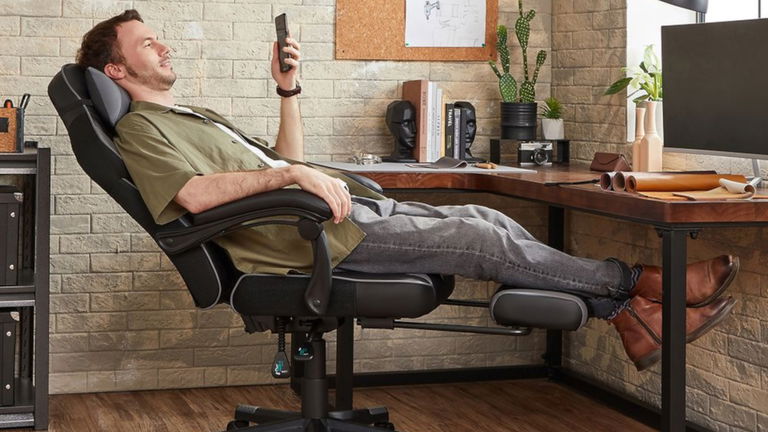 Ergonómica, con soporte lumbar y reposapiés: la silla que te hace sentir bien toda tu jornada hunde su precio