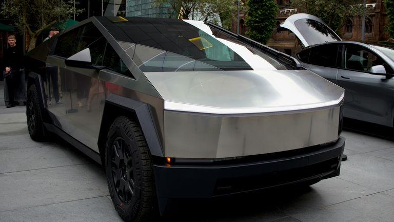 El Cybertruck se cae a trozos: Tesla llama a revisión (otra vez) porque los faros de 2.500 dólares se desprenden