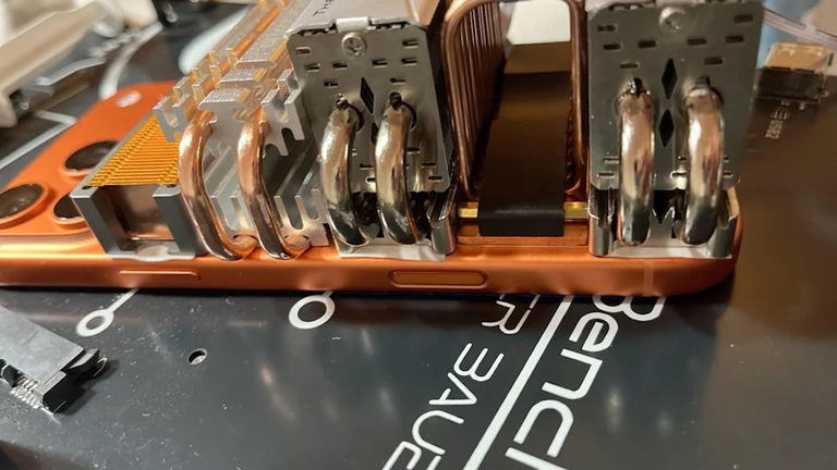 ¿Existe una forma más rápida de enfriar un iPhone? Este usuario adaptó disipadores de calor a un iPhone 17 Pro Max
