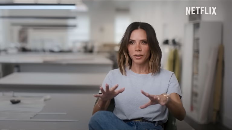 Ni la Spice Girl "Posh" ni solo diseñadora: Victoria Beckham se quita la coraza en su nueva docuserie de Netflix