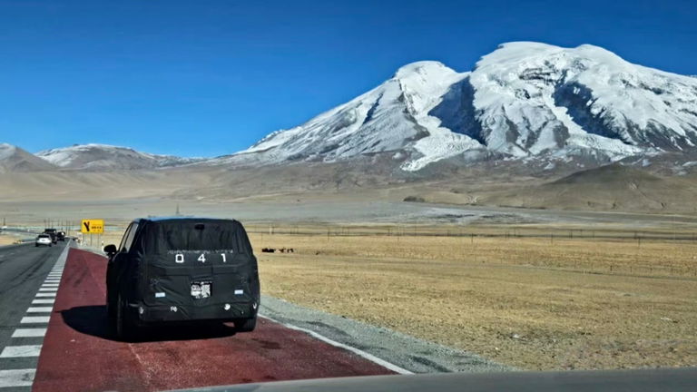El CEO de Xiaomi revela las primeras imágenes del tercer coche eléctrico de la marca