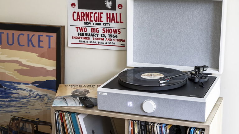 Este aparato quiere ser tu primer tocadiscos, pero no uno cualquiera