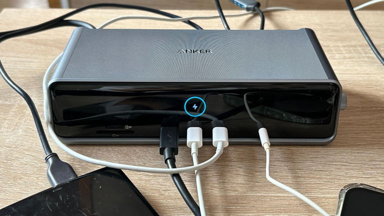 Probamos la Anker Prime Docking Station 14 en 1: un monstruo de puertos para dominar tu escritorio