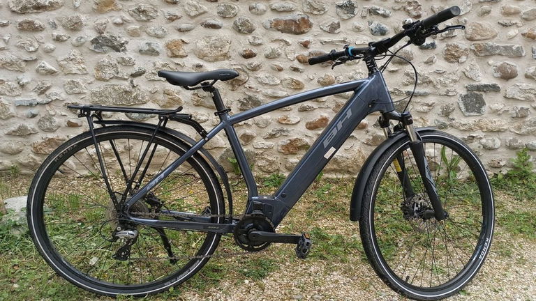 Por menos de 500 euros esta mountain bike eléctrica es una compraza: viene con batería para 90 kilómetros y cambio Shimano de 7 velocidades